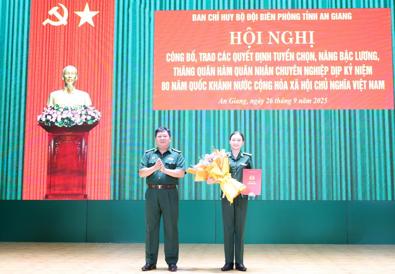 Đại
tá Phạm Văn Thắng, Phó Chỉ huy trưởng Bộ Chỉ huy Quân sự tỉnh, Chỉ huy trưởng
Ban Chỉ huy BĐBP tỉnh An Giang trao quyết định tuyển chọn quân nhân chuyên nghiệp cho
đồng chí Vũ Thị Quế Trâm. Ảnh: Tuấn Kiệt