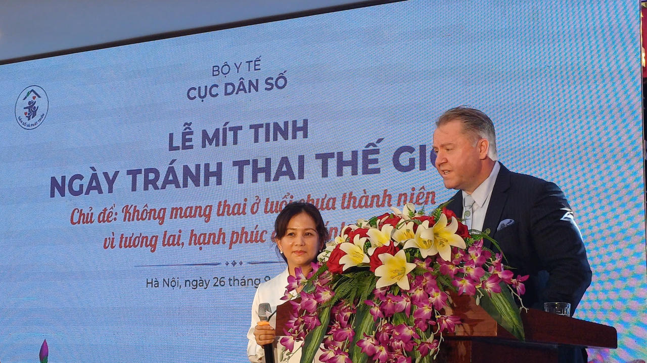 Ông James Alexander Phó Tổng Giám Đốc Công ty TNHH Bayer Việt Nam