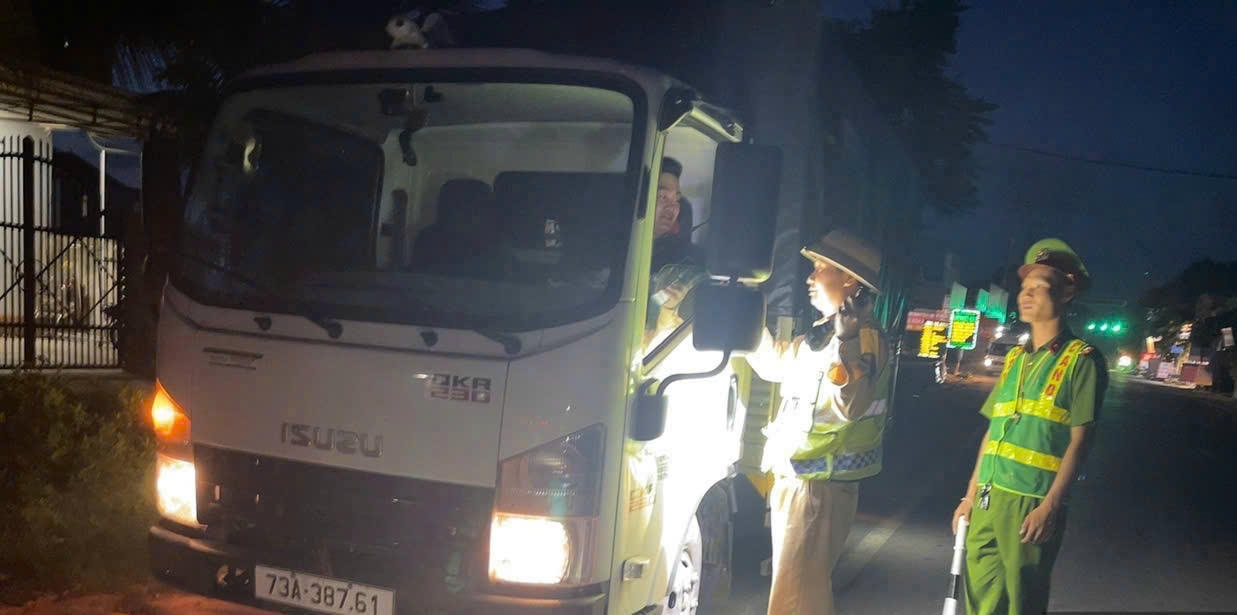 Tăng cường kiểm tra các trường hợp người dân điều khiển xe ô tô tham gia giao thông.