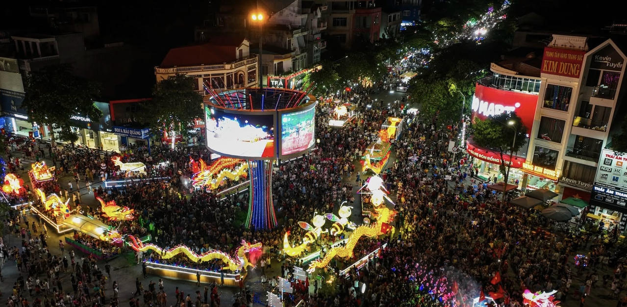 Đông đảo người dân khắp cả nước đổ về Tuyên Quang để tận hưởng không khí Lễ hội. (Ảnh: Lê Hanh)