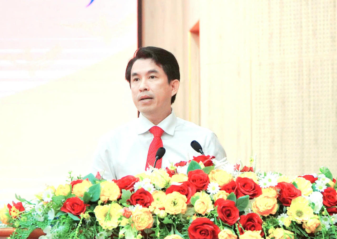 Ông Trịnh Tuấn
Ngọc, Giám đốc Sở Tư pháp tỉnh An Giang phát biểu tại kỳ họp.