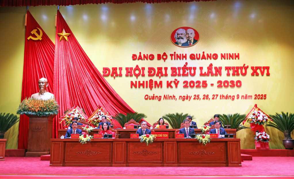 Đoàn Chủ tịch điều hành phiên làm việc ngày 26/9.