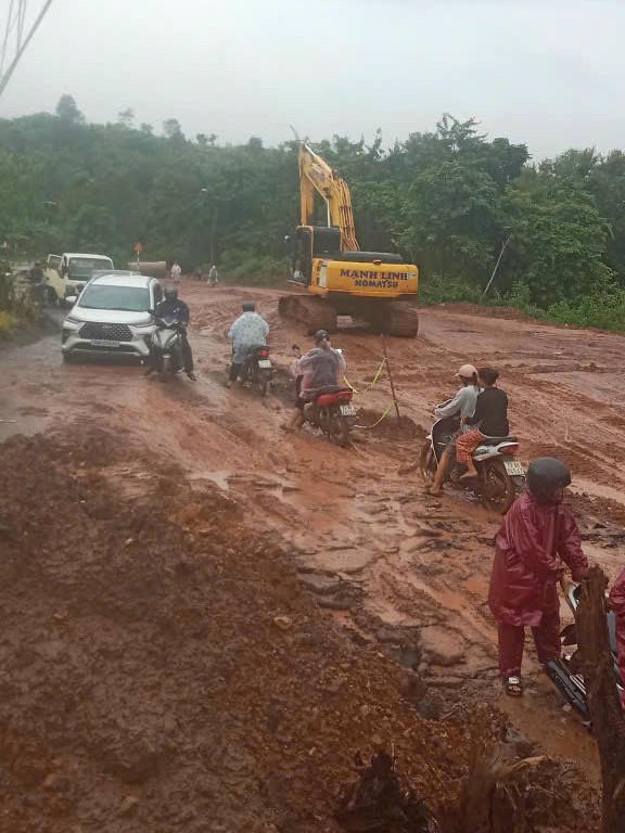 Tuyến đường vào bản 10, xã Lìa bị sạt lở một đoạn cầu tạm nên các phương tiện di chuyển rất khó khăn.