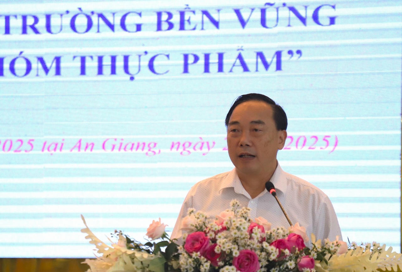 Ông Phạm Văn
Duy - Phó Cục trưởng Cục Chất lượng, Chế biến và Phát triển thị
trường phát biểu tham luận tại Hội nghị. Ảnh: B.T