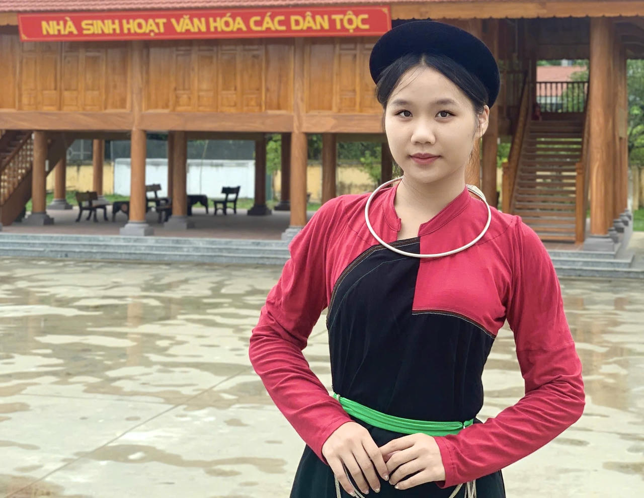 Em Lê Thị Hồng Nhung, học sinh lớp 12C. (Ảnh: Lê Hanh)