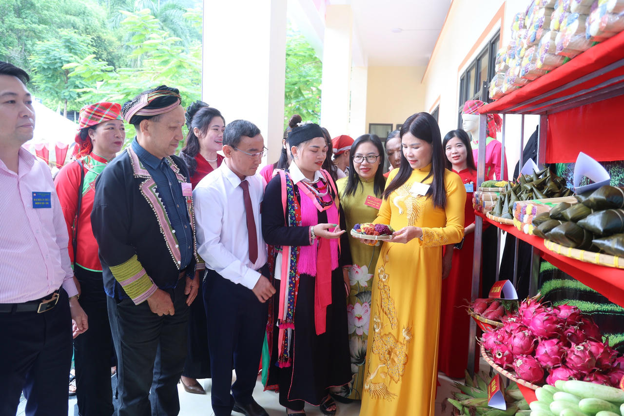 Các đại biểu tham quan gian hàng, thành tựu phát triển kinh tế - xã hội của địa phương.