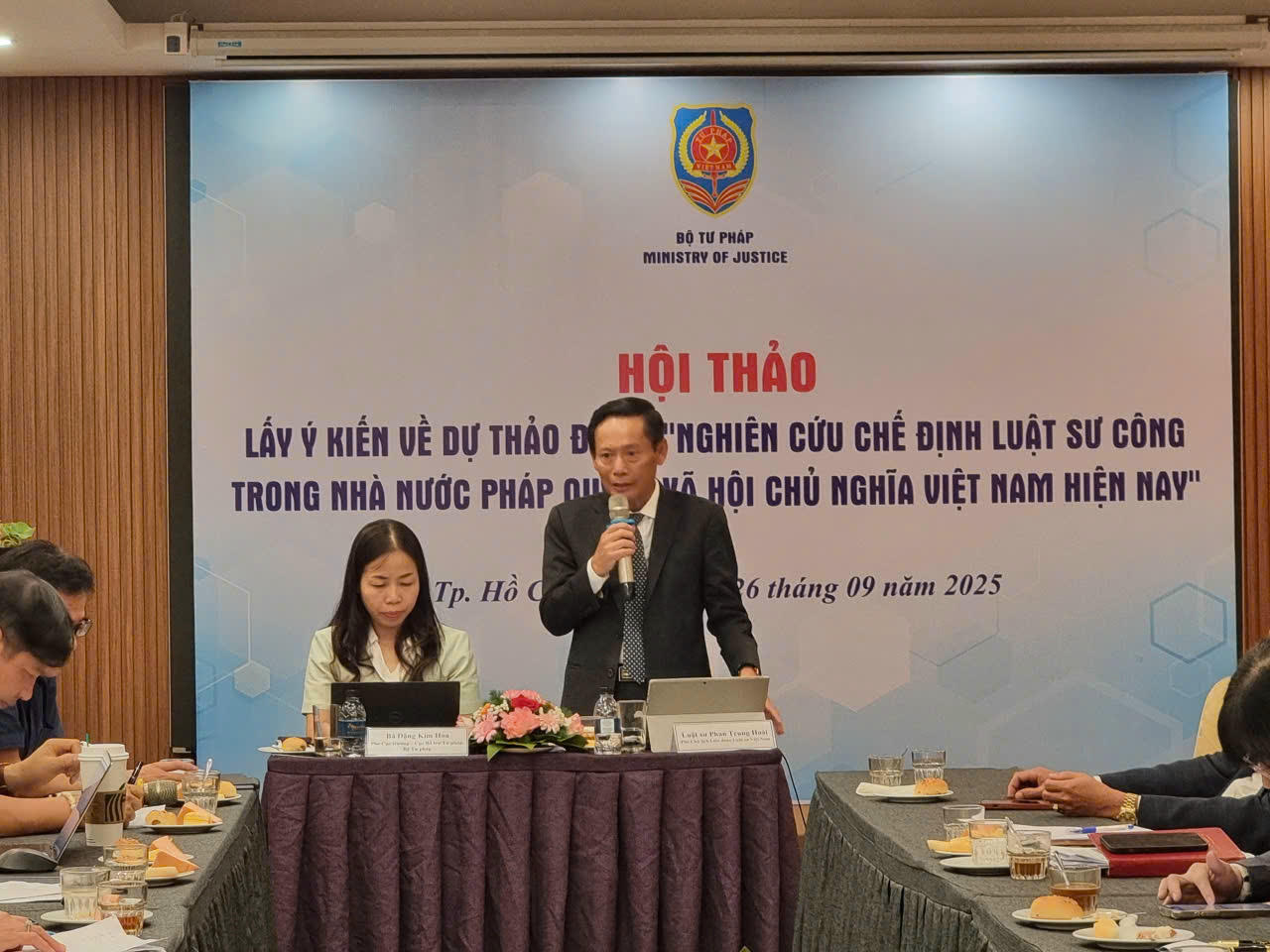 Luật sư Phan Trung Hoài - Phó Chủ tịch Liên Đoàn Luật sư Việt Nam phát biểu tại Hội thảo