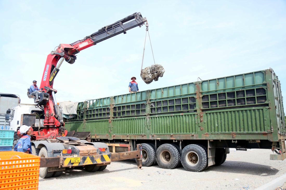 Ô tô tải kéo theo rơ moóc vượt 429% tải trọng bị phạt 333 triệu đồng ở Quảng Trị.