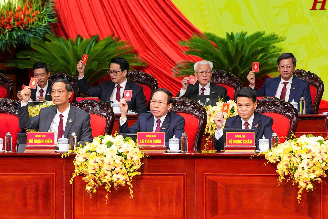 Đoàn Chủ tịch Đại hội biểu quyết thông quan chương trình Đại hội.