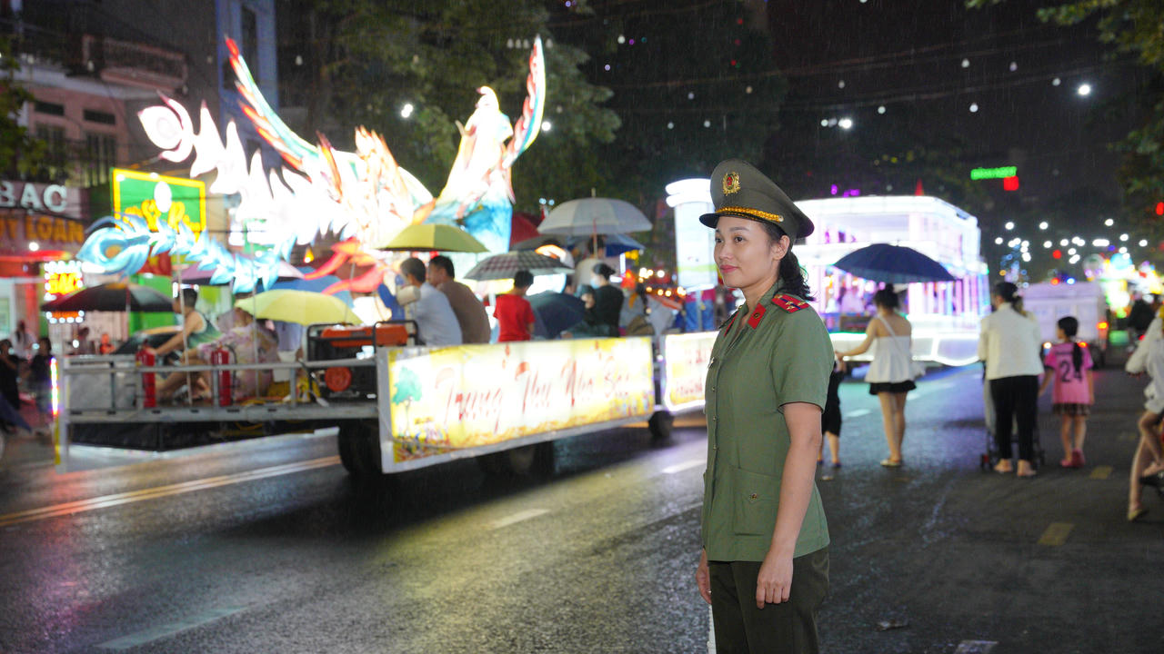 Từ cuối giờ chiều, Công an tỉnh Tuyên Quang đã điều động cán bộ, chiến sĩ túc trực tại trung tâm tỉnh để điều tiết, phân luồng giao thông, đảm bảo an ninh cho buổi diễu diễn. Ảnh: Đức Mạnh.