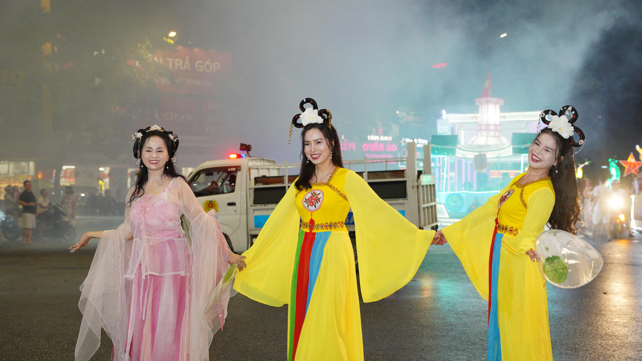 Từ 19h30, người dân từ khắp nơi đổ về phường Minh Xuân dự buổi diễu diễn mô hình đèn trung thu năm 2025, dù trời có mưa nhỏ đến mưa vừa. Ảnh: Đức Mạnh.