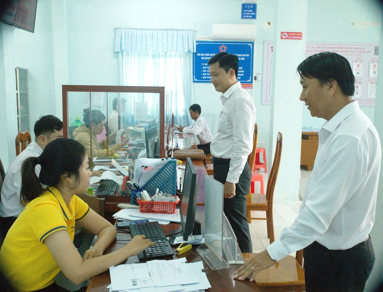 Ông Tăng Thiện Tính – Phó Chủ tịch UBND xã, kiêm Giám đốc Trung tâm Phục vụ Hành chính công (bên phải), cùng ông Đỗ Trọng Nghĩa – Phó Giám đốc Trung tâm Phục vụ hành chính công, kiểm tra hoạt động tại Trung tâm.