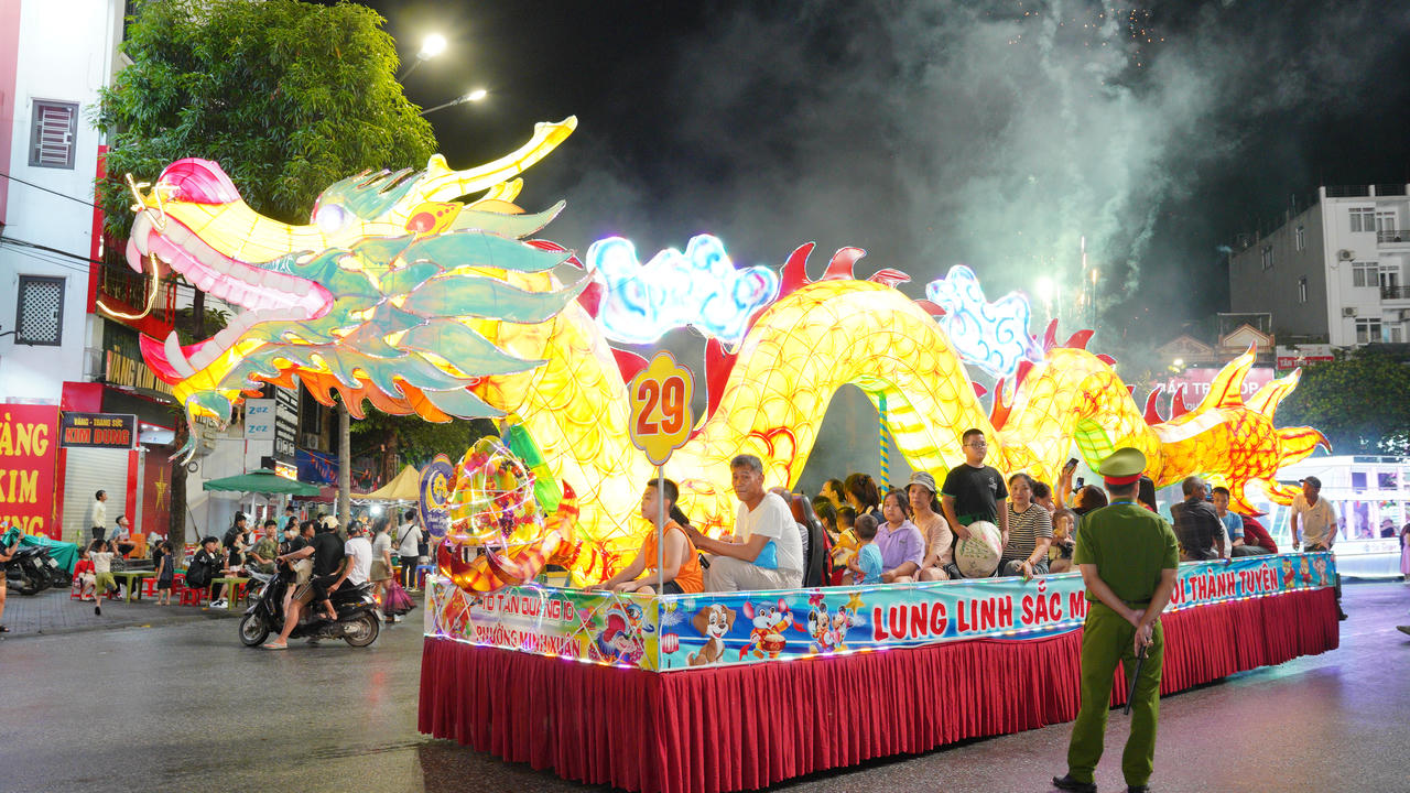 'Đội mưa' tham gia diễu diễn mô hình đèn trung thu ở Tuyên Quang