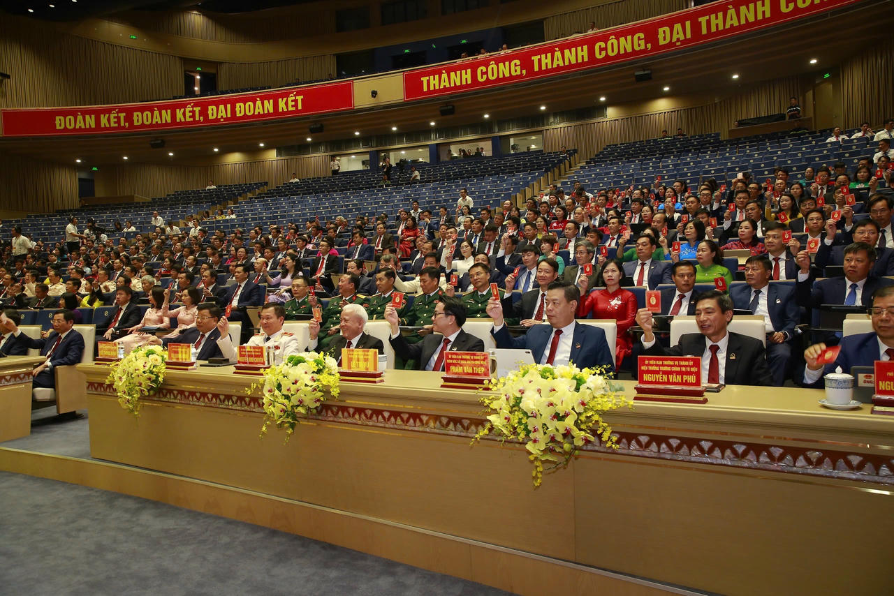 Các đại biểu biểu quyết thông qua chương trình Đại hội.