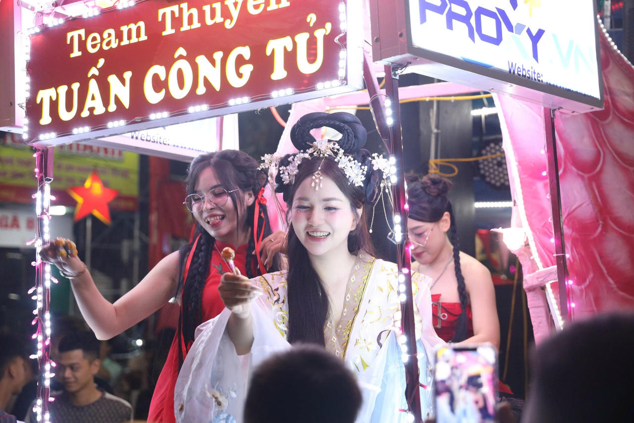 Những đoàn xe cao tới vài mét, dài hàng chục mét, nối đuôi nhau diễu hành trong tiếng nhạc rộn rã và tiếng reo hò thích thú của hàng ngàn người dân, đặc biệt là các em nhỏ. (Ảnh: Lê Hanh)