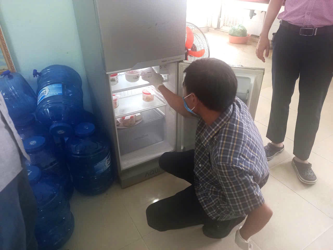 Lực lượng chức năng lấy mẫu thực
phẩm đưa đi kiểm nghiệm tìm nguyên nhân.