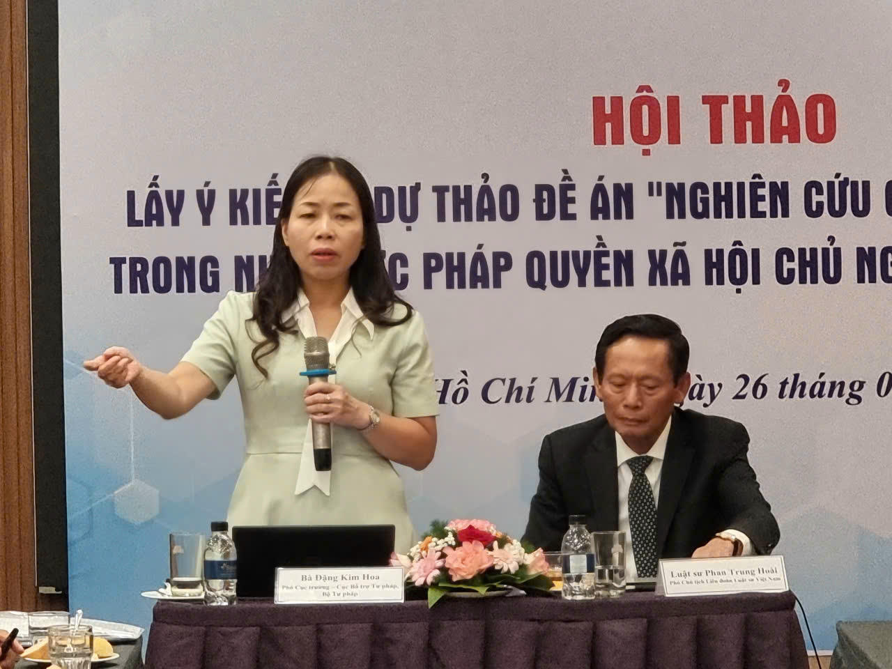 Bà Đặng Kim Hoa - - Phó Cục trưởng Cục Bổ trợ Tư pháp, Bộ Tư pháp phát biểu tại Hội thảo