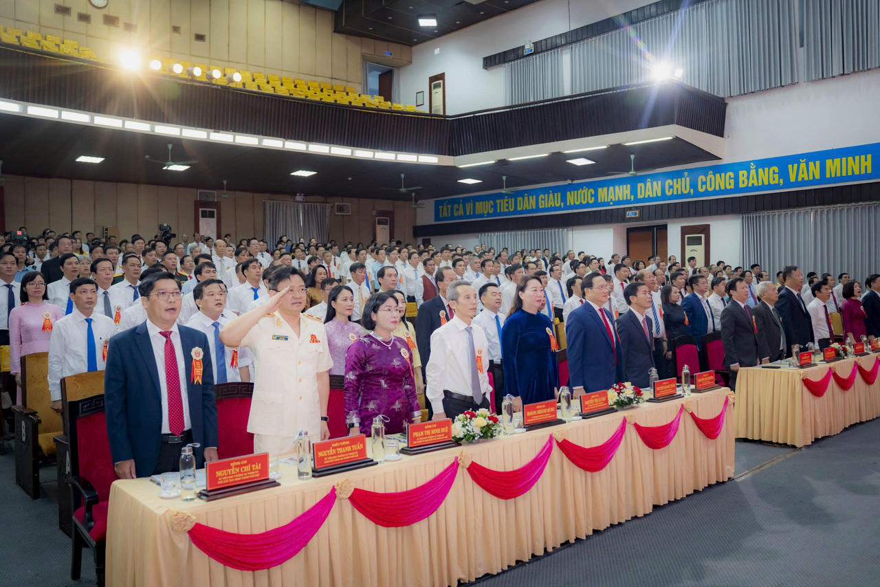 Các đại biểu dự Đại hội thực hiện nghi lễ chào cờ.