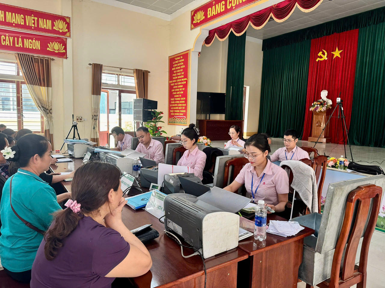 Cán bộ NHCSXH Quỳ Châu làm việc tại điểm giao dịch xã.