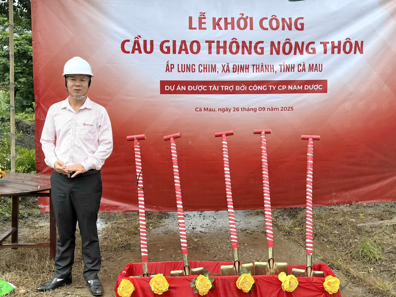 Đại diện Công ty Cổ phần Nam Dược - đơn vị tài trợ xây cầu Ba Lý phát biểu tại lễ khởi công.