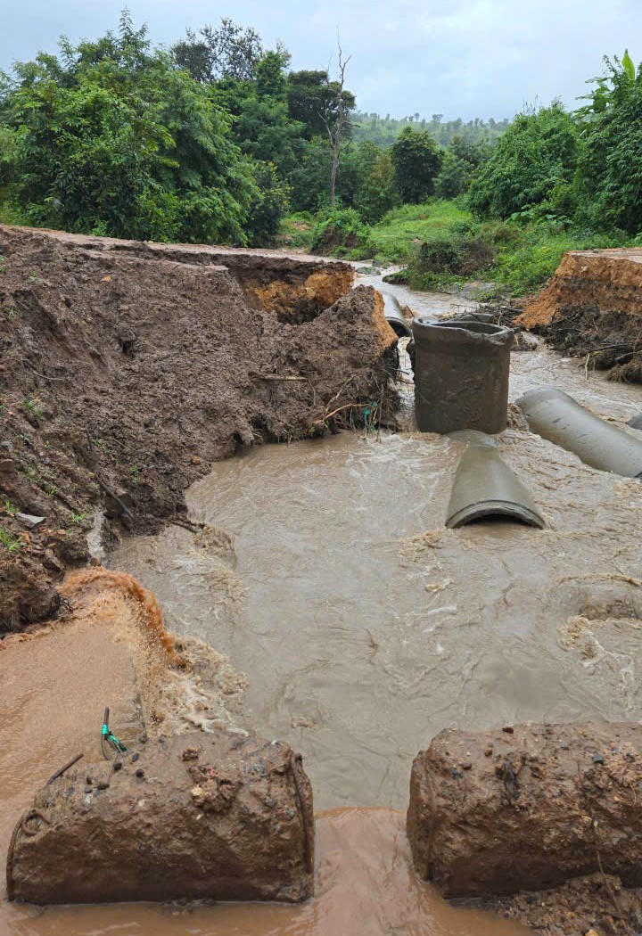 Mưa lớn cục bộ khiến một số tuyến đường ở xã Lìa bị sạt lở nghiêm trọng.