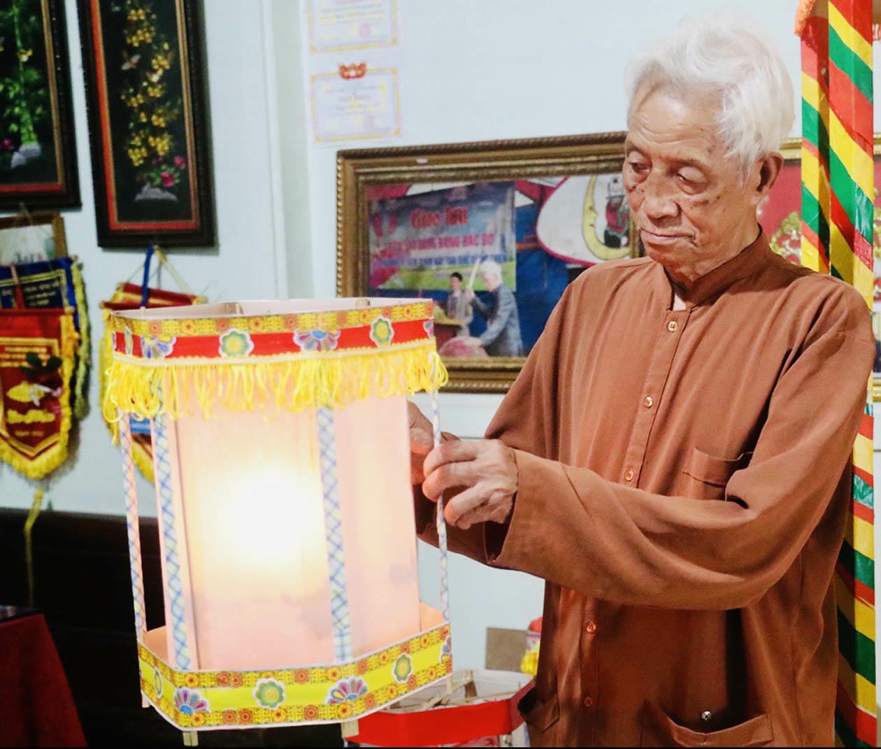 Nghệ nhân ưu tú Nguyễn Văn Quyền dành gần cả cuộc đời gìn giữ những món đồ chơi Trung thu truyền thống (Ảnh: Tuấn Anh)