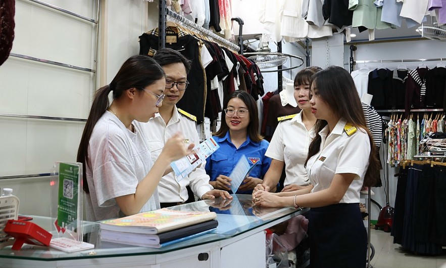 Cán bộ ngành Thuế hướng dẫn người dân sử dụng các phần mềm nộp thuế, kê khai thuế.