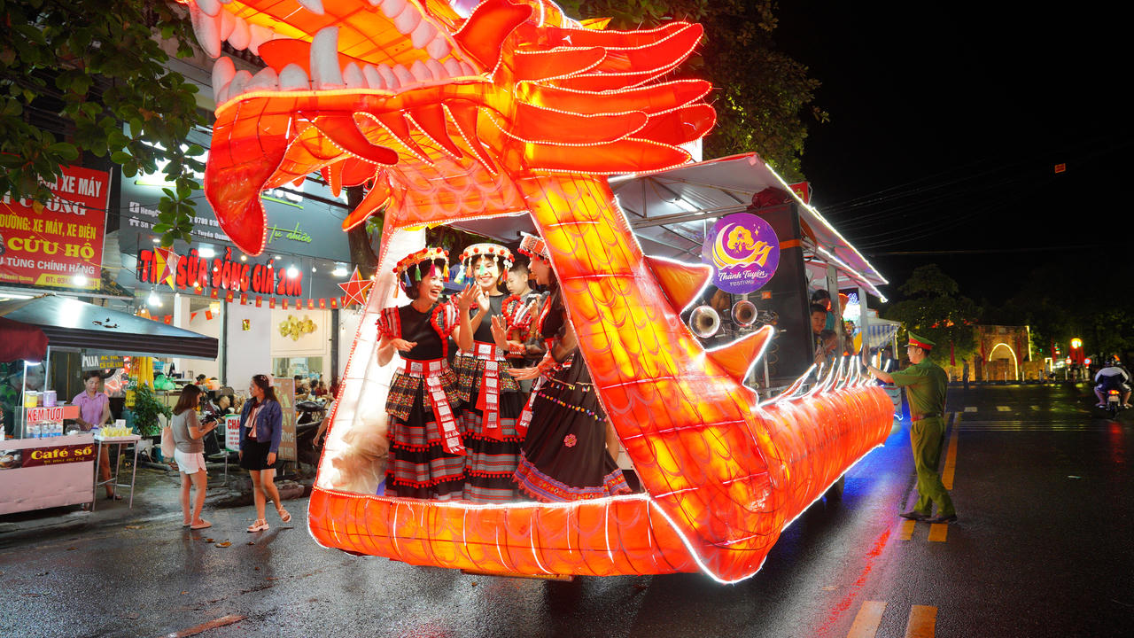 Tối 26/9, hàng loạt mô hình đèn trung thu lung linh sắc màu
từ nhiều ngả đường nối đuôi nhau tiến vào trung tâm tỉnh Tuyên Quang tham gia diễu diễn. Ảnh: Đức Mạnh.