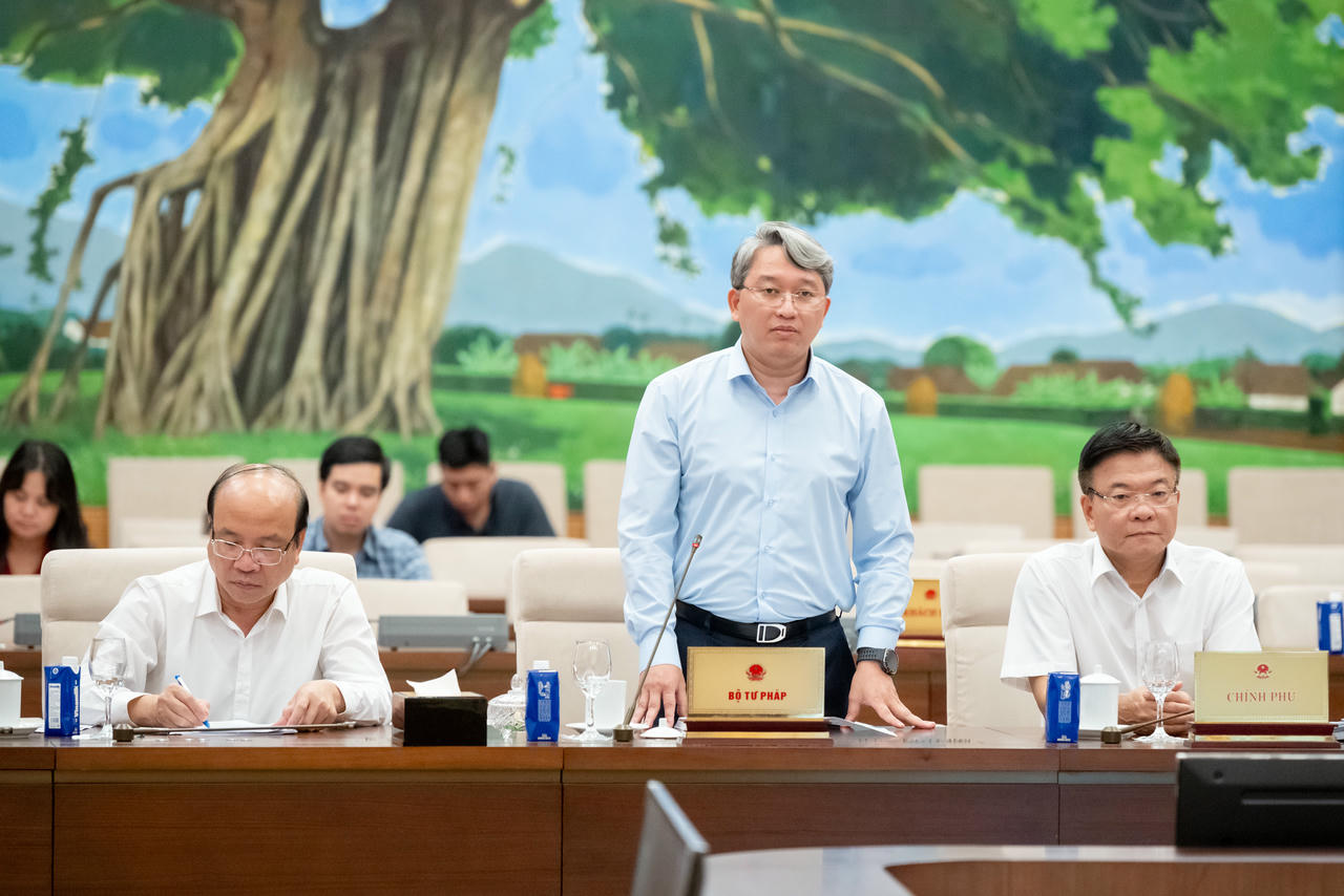 Bộ trưởng Bộ Tư pháp Nguyễn Hải Ninh phát biểu tại Phiên họp.