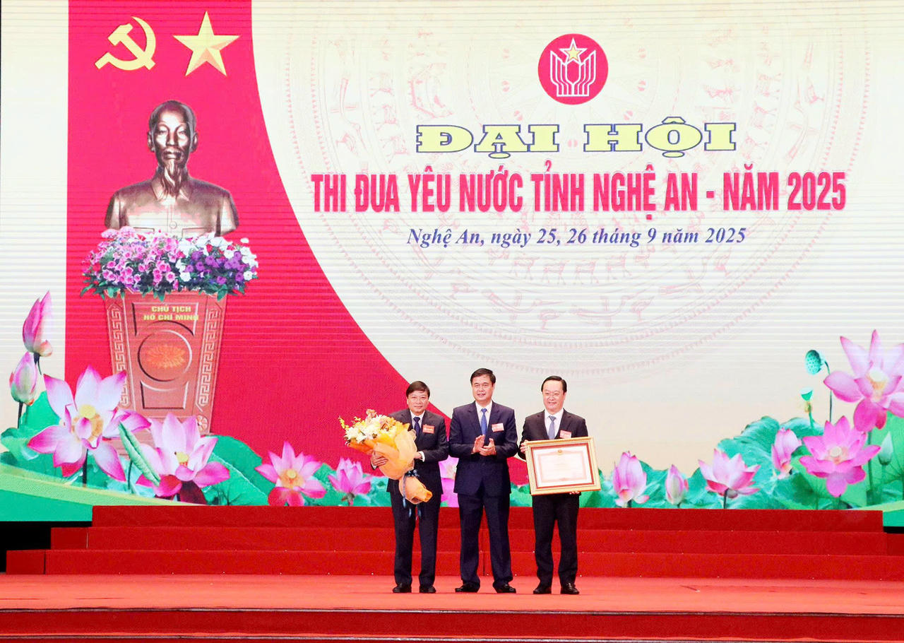  Ông Phạm Huy Giang trao tặng Bằng khen của Thủ tướng Chính phủ cho cán bộ và Nhân dân tỉnh Nghệ An.