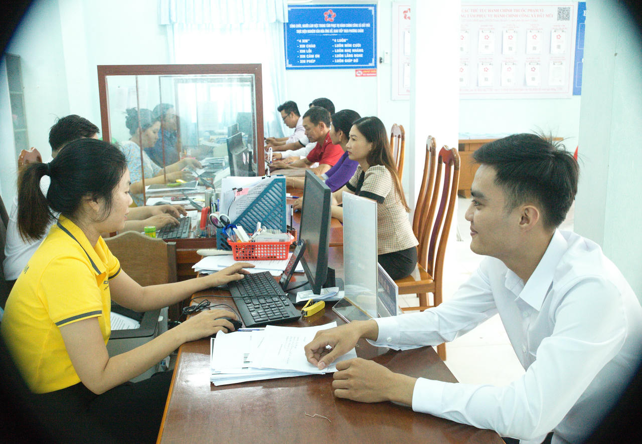 Người dân đến Trung tâm Phục vụ hành chính công xã Đất Mũi để giải quyết thủ tục hành chính.