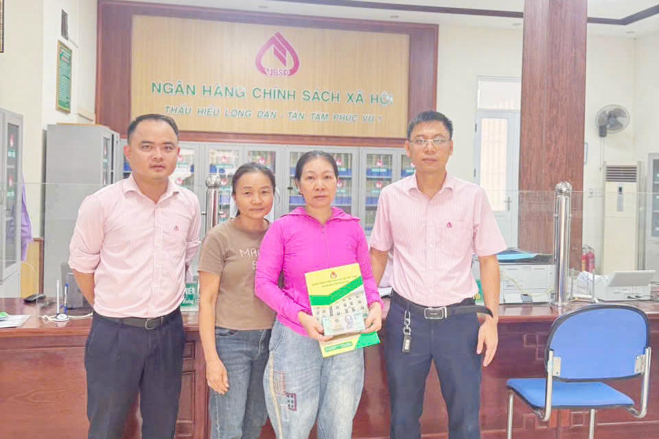 Phòng giao dịch NHCSXH Quỳ Châu giải ngân khoản vay sinh viên ngành Stem theo quyết định 29/2025/QĐ-TTg.