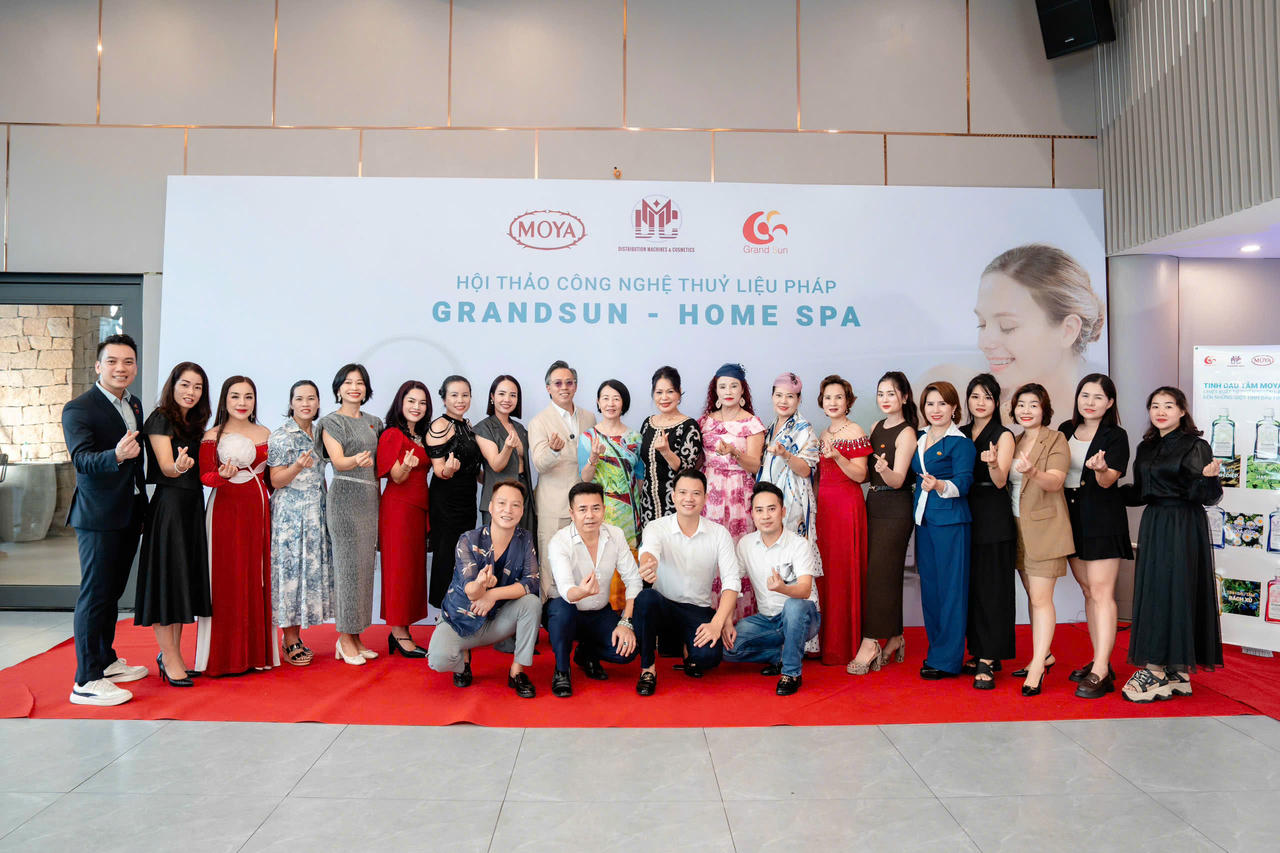 Các khách mời tham dự Hội thảo chụp ảnh lưu niệm 