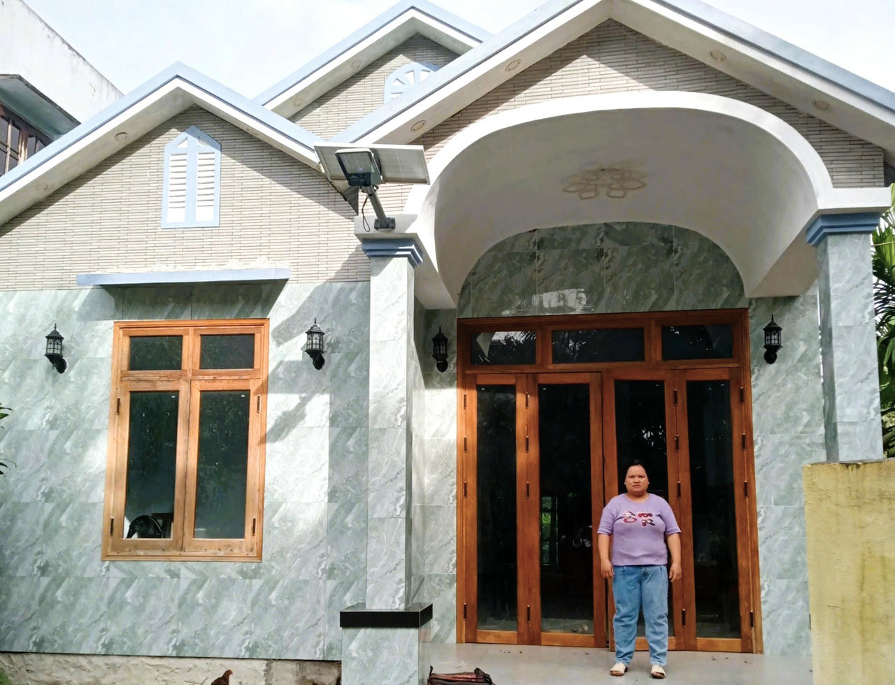 Nhờ sử dụng nguồn vốn chính sách hiệu quả, gia
đình chị Đinh Thị Phượng đã "vực dậy" kinh tế và xây dựng một
căn nhà mới khang trang.