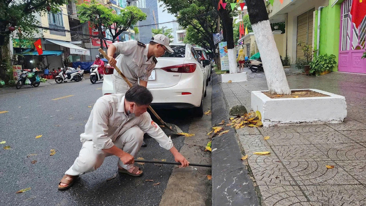 Hình ảnh Đà Nẵng ra quân chống ngập, ngư dân hối hả đưa tàu thuyền trú bão số 10