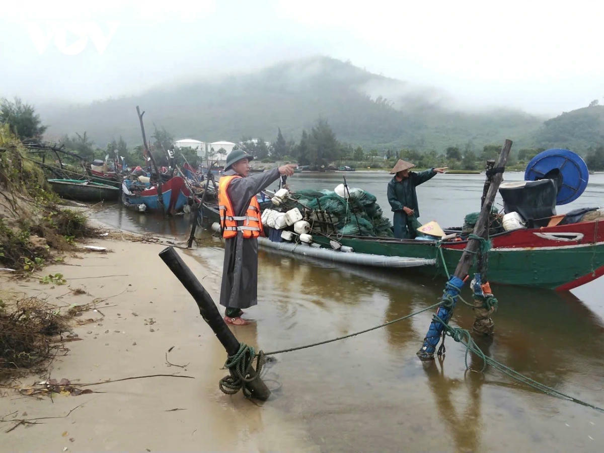 Hỗ trợ ngư dân neo đậu tàu thuyền tránh trú bão.