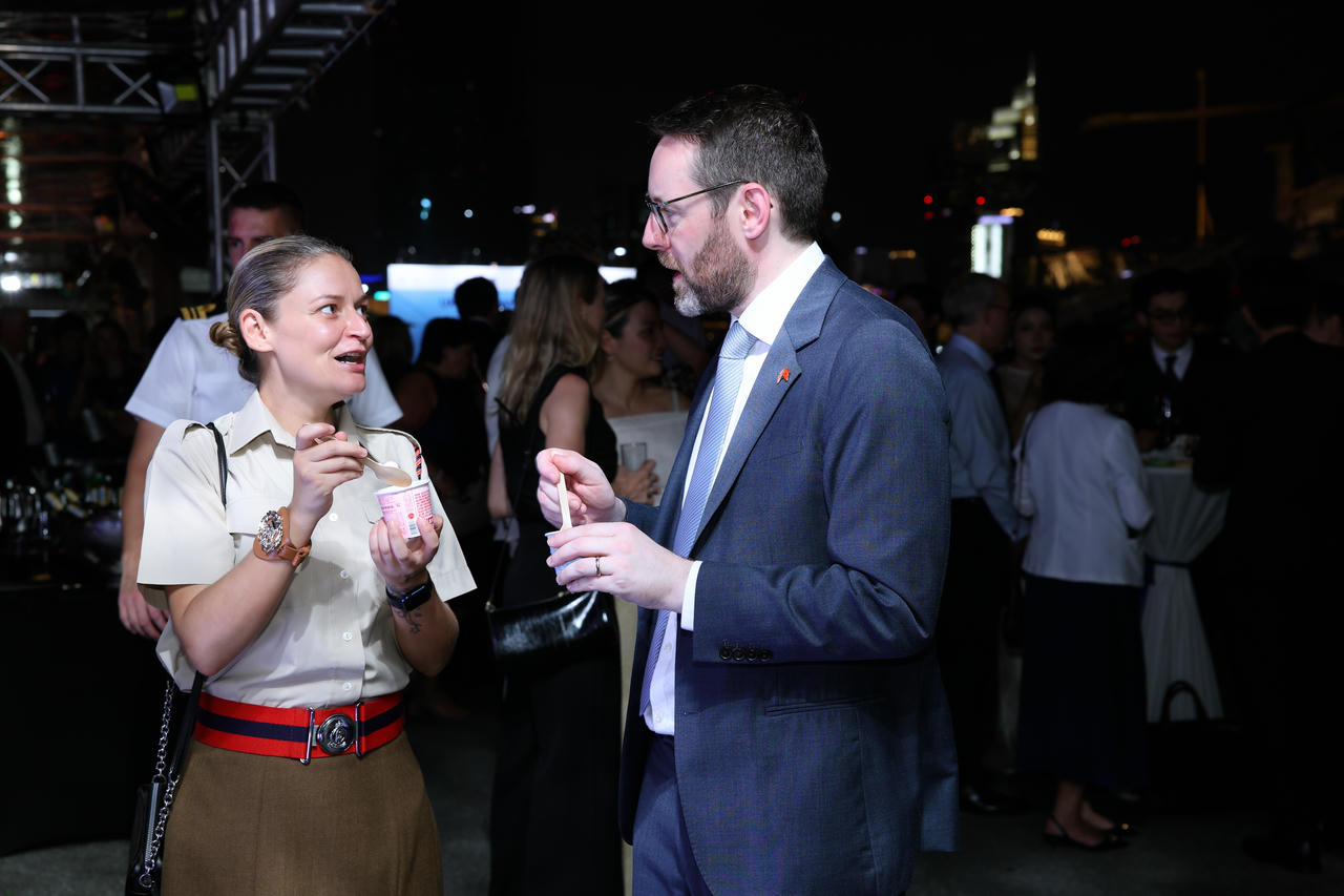 Trong không gian của một sự kiện ngoài trời, các sản phẩm kem gelato Vinamilk là lựa chọn được săn đón nhiều nhất. Lấy cảm hứng từ món kem trứ danh của Ý, gelato chinh phục khẩu vị của nhiều khách quốc tế ngay từ cái chạm đầu tiên nhờ chất kem dẻo mềm, quyện đặc, kéo sánh (Ảnh: Nguyễn Hoàng).