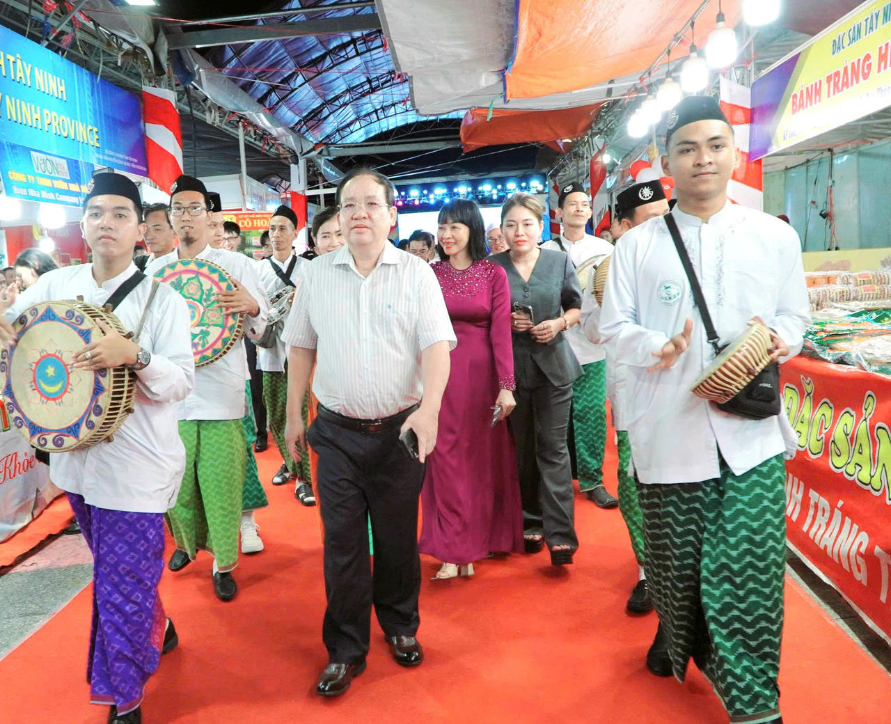 Phó Chủ tịch Thường trực UBND tỉnh An Giang Nguyễn
Thanh Phong cùng đại biểu tham quan các gian hàng tại ngày hội.