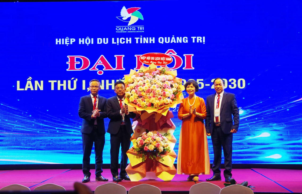 Bà Cao Thị Ngọc Lan tặng hoa của Hiệp hội Du lịch Việt Nam chúc mừng Đại hội.