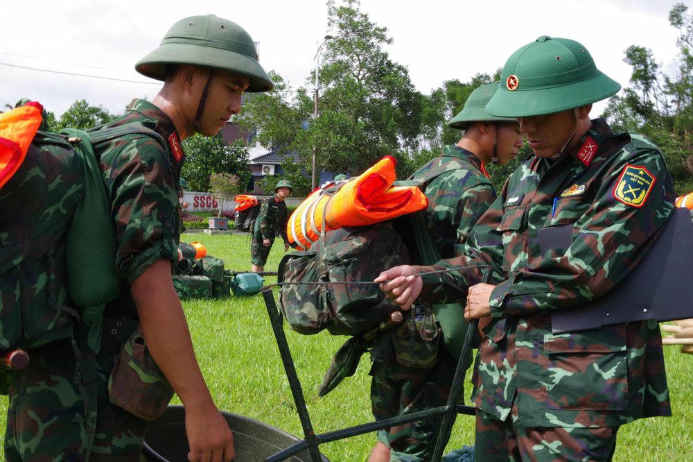 Với tinh thần khẩn trương, nghiêm túc, cán bộ, chiến sĩ Trung đoàn 841 luôn duy trì trạng thái sẵn sàng chiến đấu cao nhất, quyết tâm ứng phó hiệu quả trước mọi tình huống do bão số 10 gây ra.