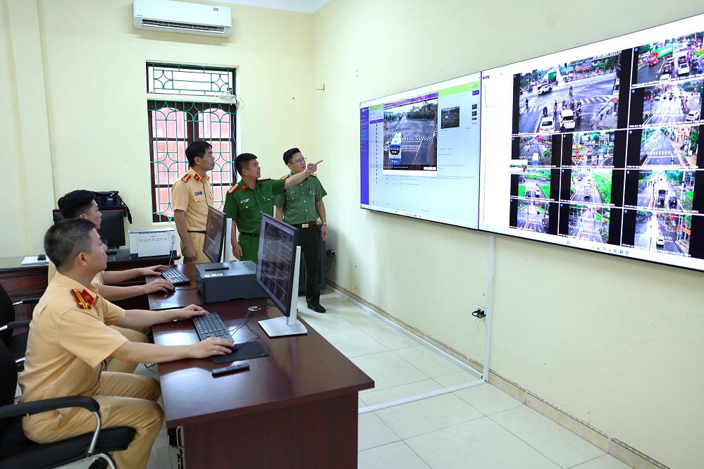 Đoàn công tác kiểm tra hệ thống xử lý vi phạm giao thông. (Ảnh: CANB)

