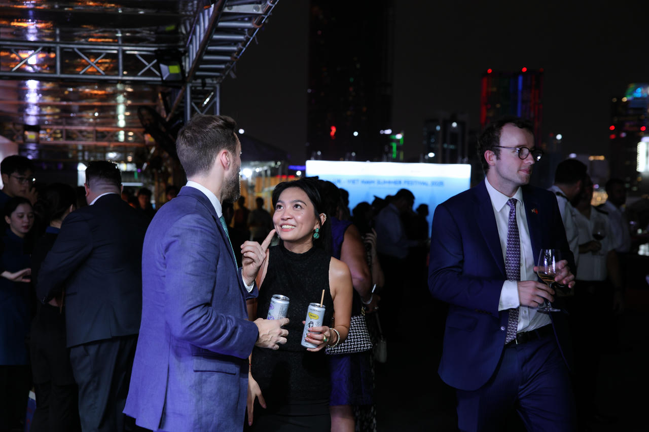 Được lên men chậm từ lá trà xanh hữu cơ theo cách ủ truyền thống trong 6 tháng dài, trà kombucha HAYĐẤY nhanh chóng lấy lòng những vị khách yêu thích đồ uống tốt cho sức khỏe (wellness drink). Hương trà ngào ngạt, lại có gaz và vị chua nhẹ ưng ý của những lon kombucha trở thành “chất xúc tác” thú vị cho những câu chuyện kết nối quốc tế. (Ảnh: Nguyễn Hoàng).