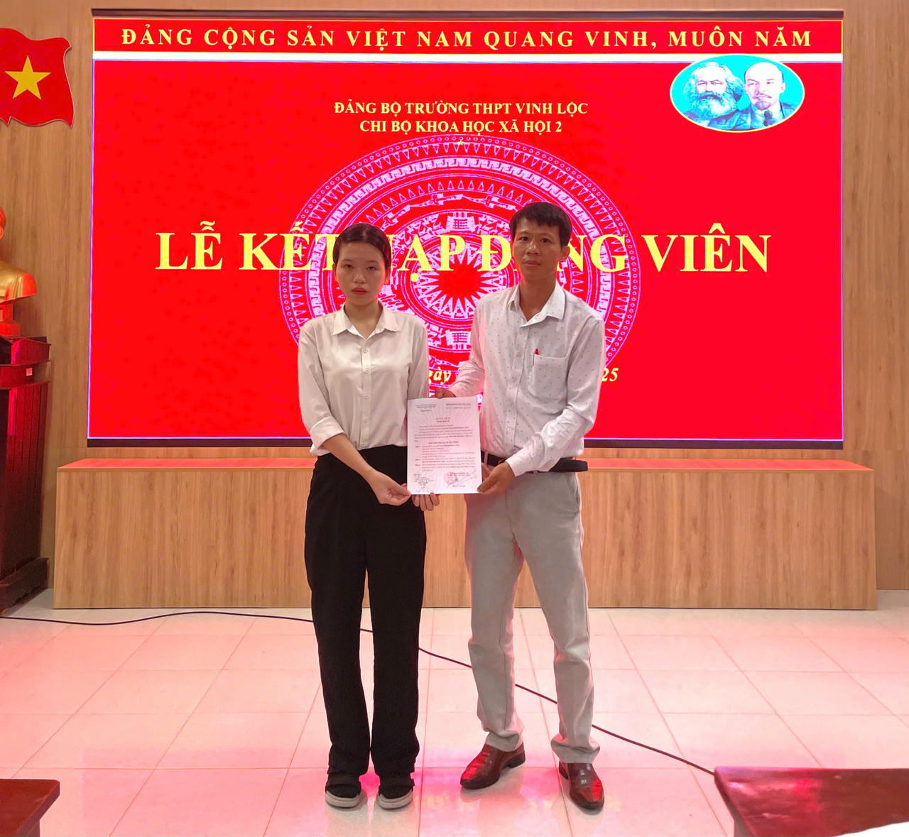 Đảng bộ trường THPT Vinh Lộc kết nạp đảng viên mới.