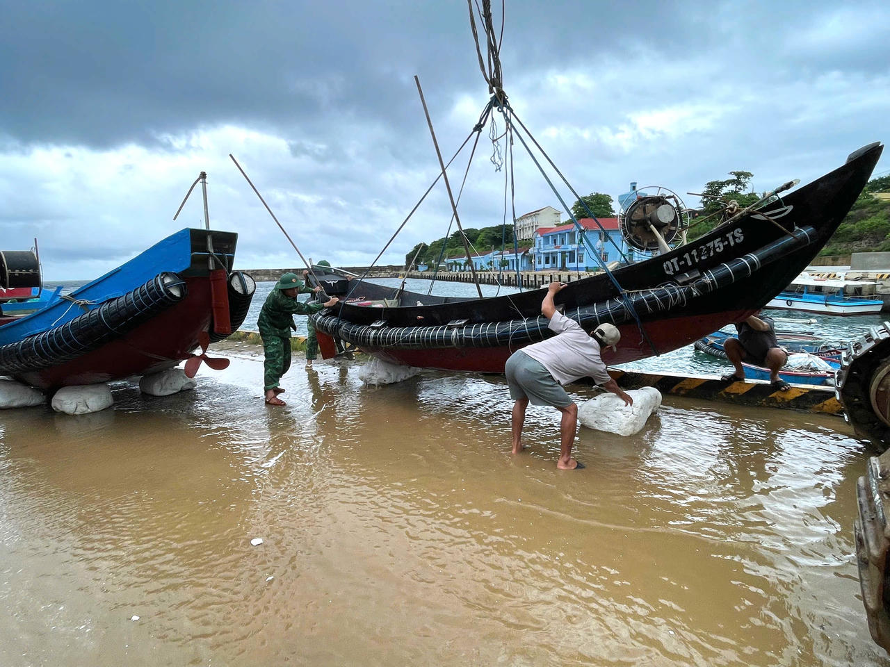 Đồn Biên phòng Cồn
Cỏ giúp ngư dân đưa tàu thuyền vào nơi an toàn.