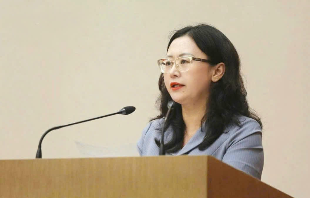 Bà Giàng Thị Dung - Phó Bí thư Tỉnh ủy, Chủ tịch Ủy ban Mặt trận Tổ quốc Việt Nam tỉnh Lào Cai thông tin tại họp báo.