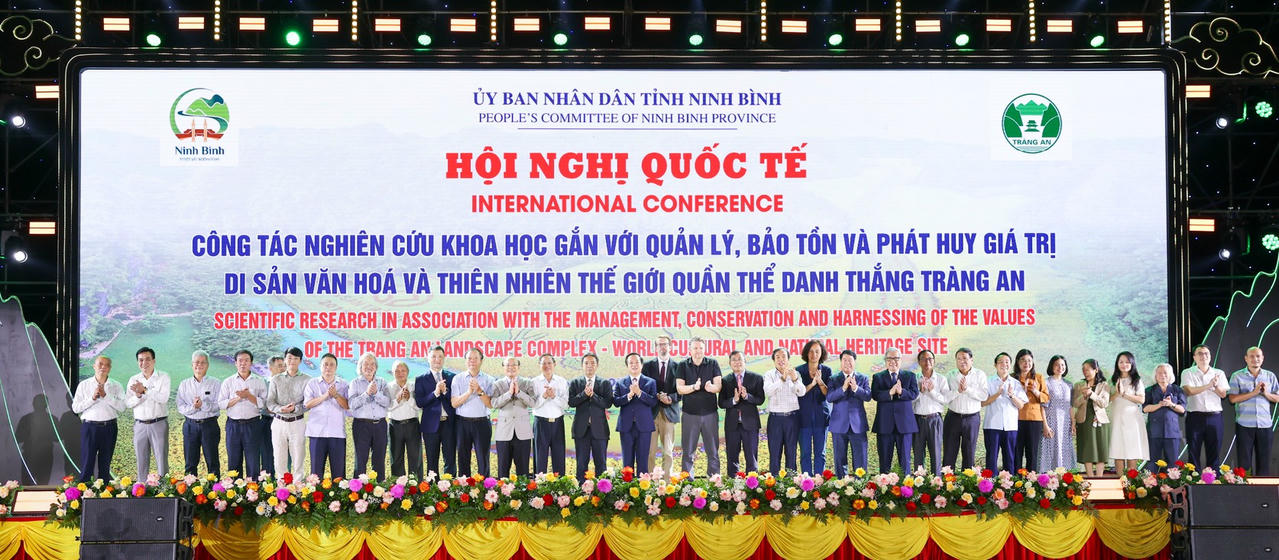 Các đại biểu dự hội thảo chụp ảnh lưu niệm.