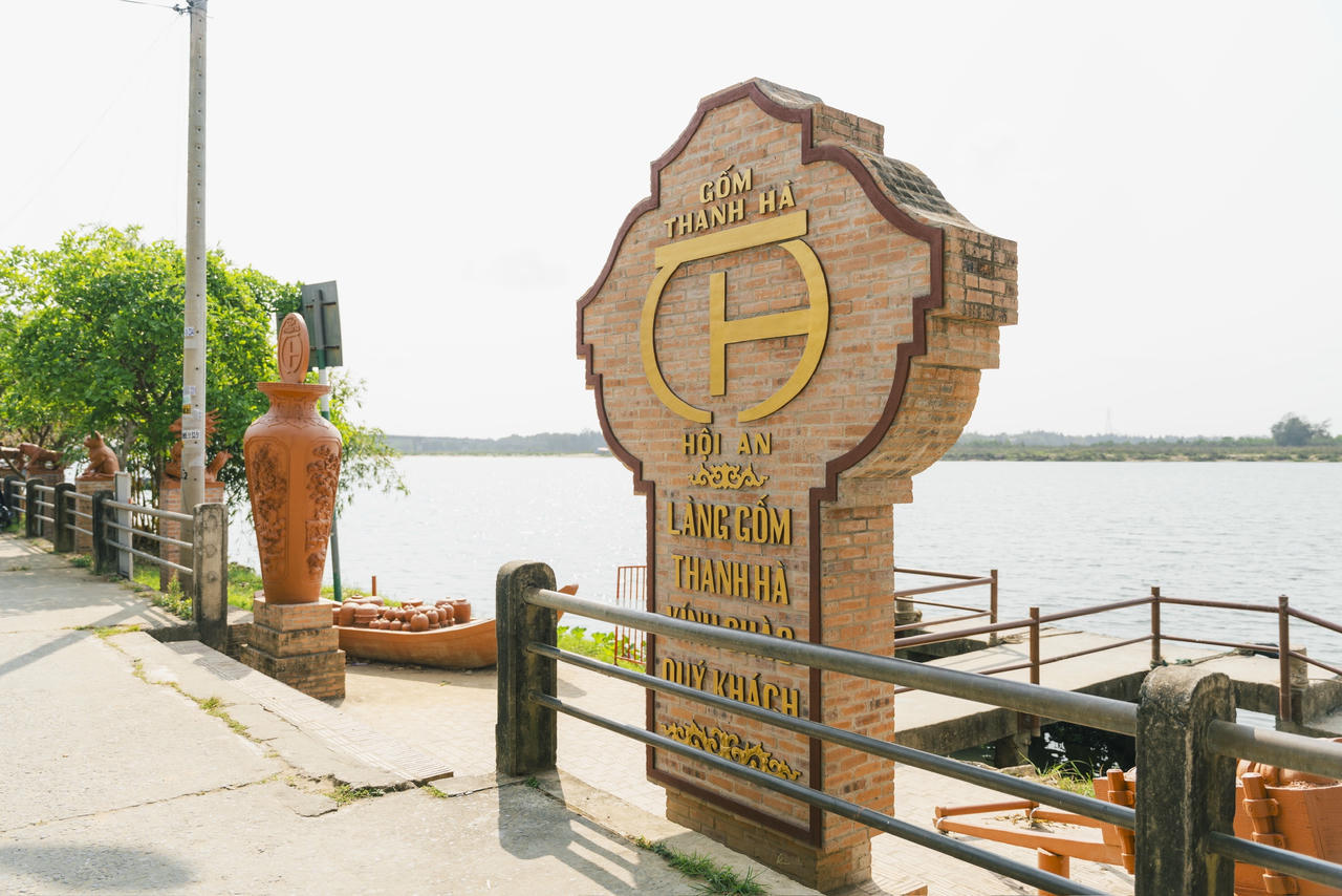 Làng gốm Thanh Hà nằm nép mình bên sông Hoài thơ mộng và có lịch sử hơn 500 năm tuổi. 