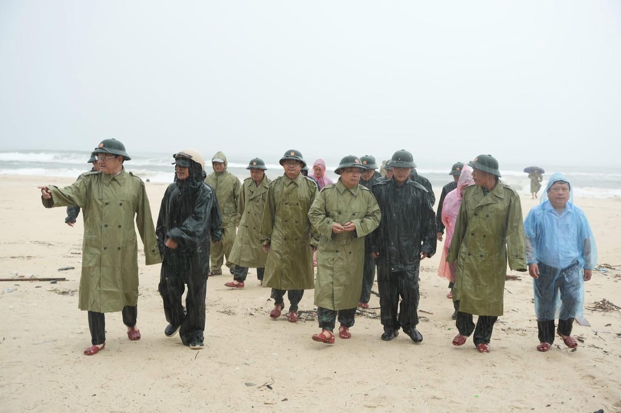 Kiểm tra công tác ứng phó bão số 10 tại các địa phương ven biển.