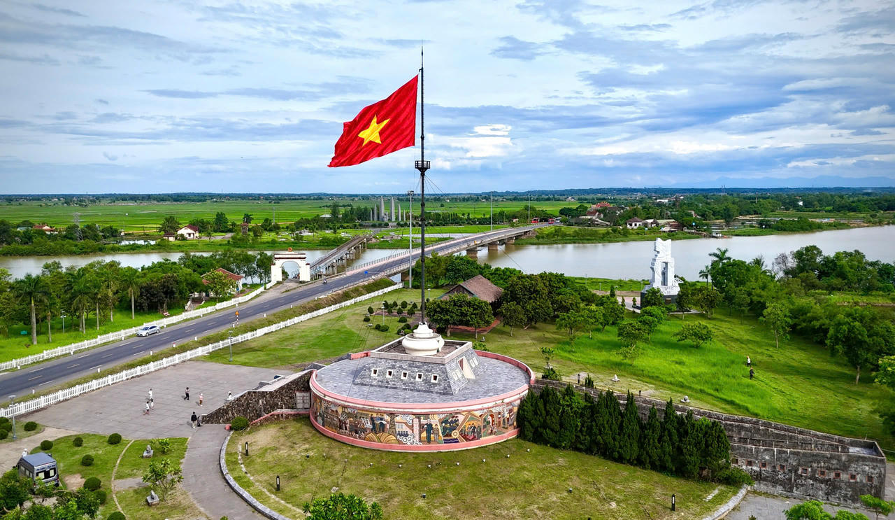 Di tịch lịch sử đặc biệt Đôi bờ Hiền Lương - Bến Hải, tỉnh Quảng Trị.