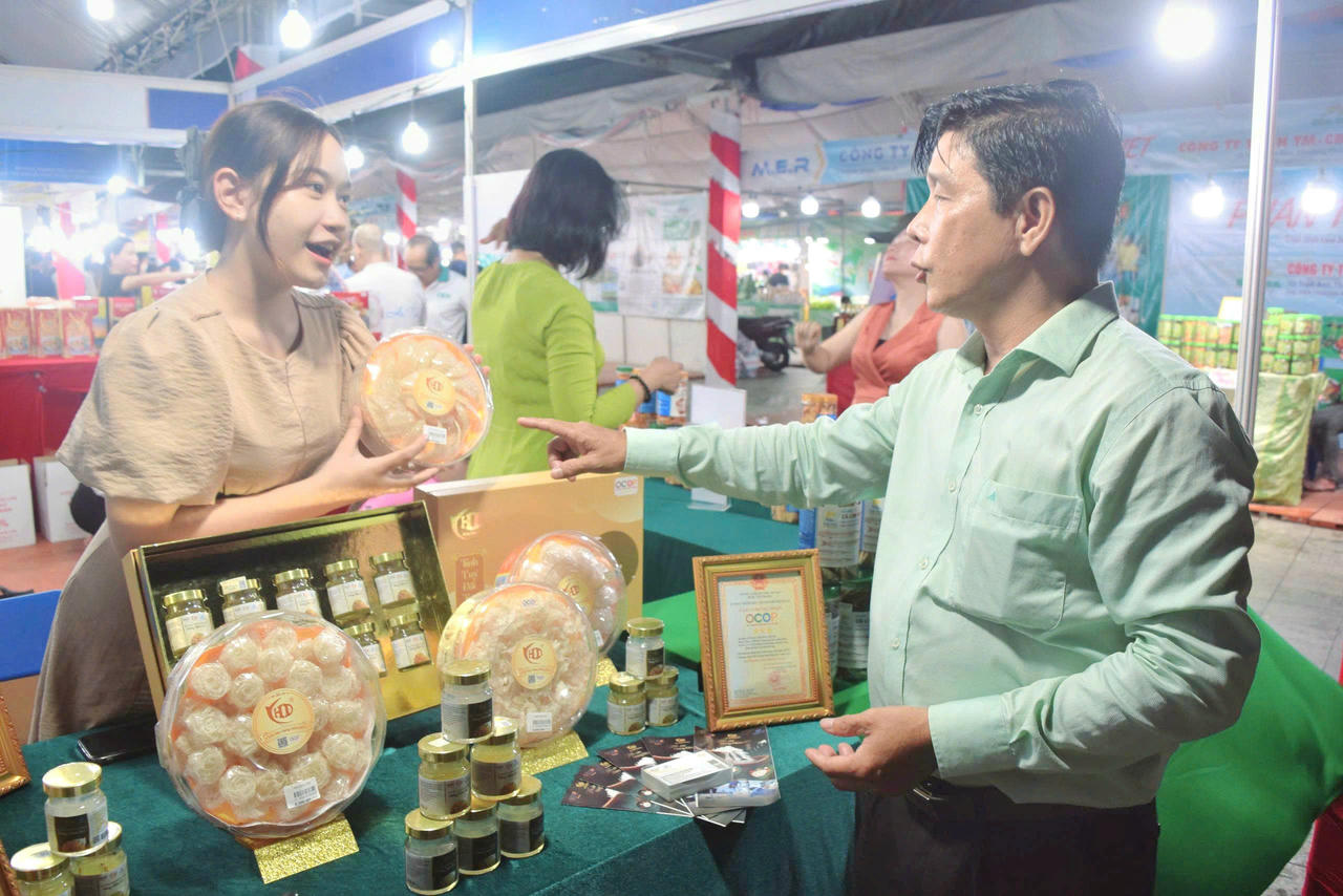 Đại biểu, khách mời tham quan các gian hàng tại
ngày hội.